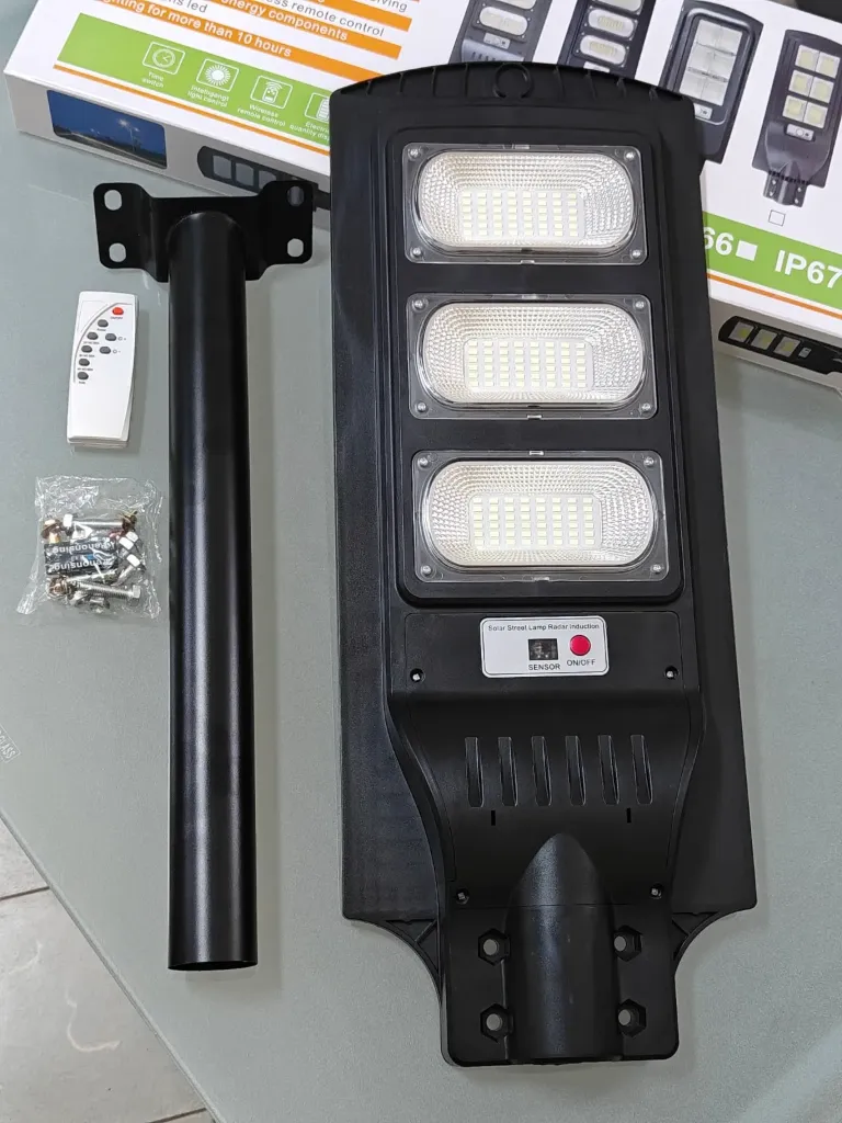Lámpara LED solar para exteriores con base de pared