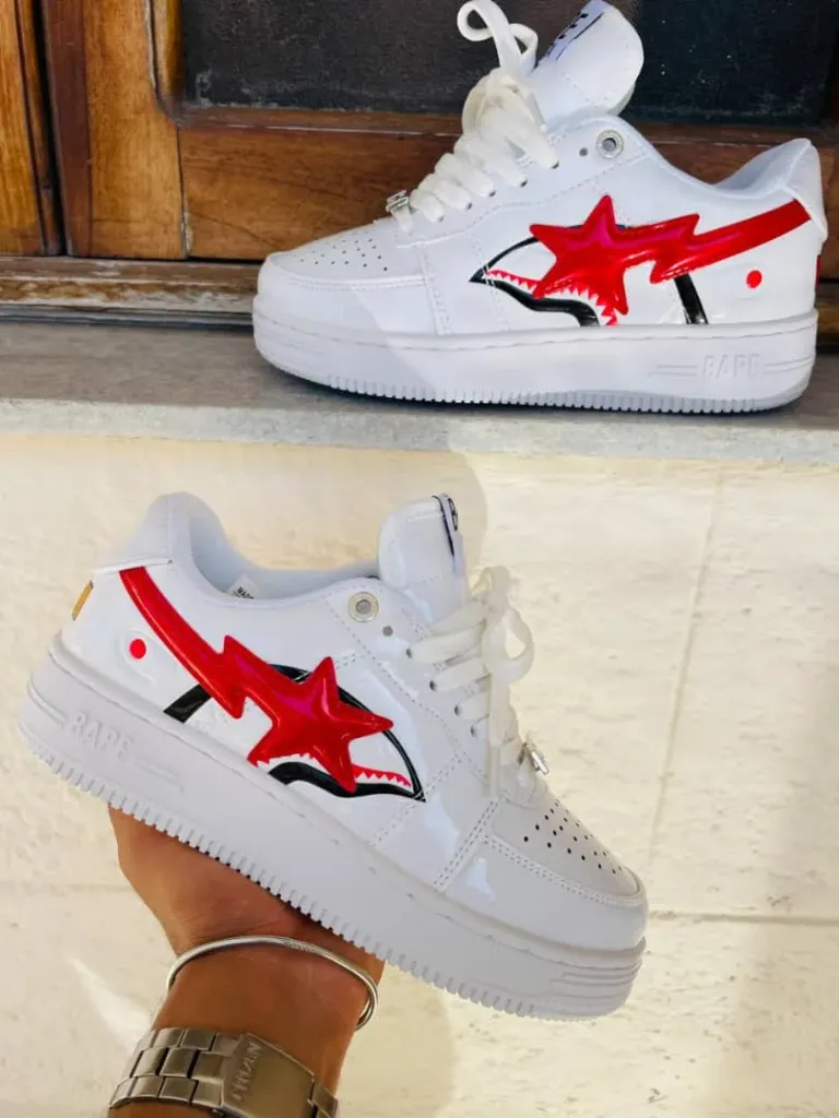 Bape blanco con detalles rojos